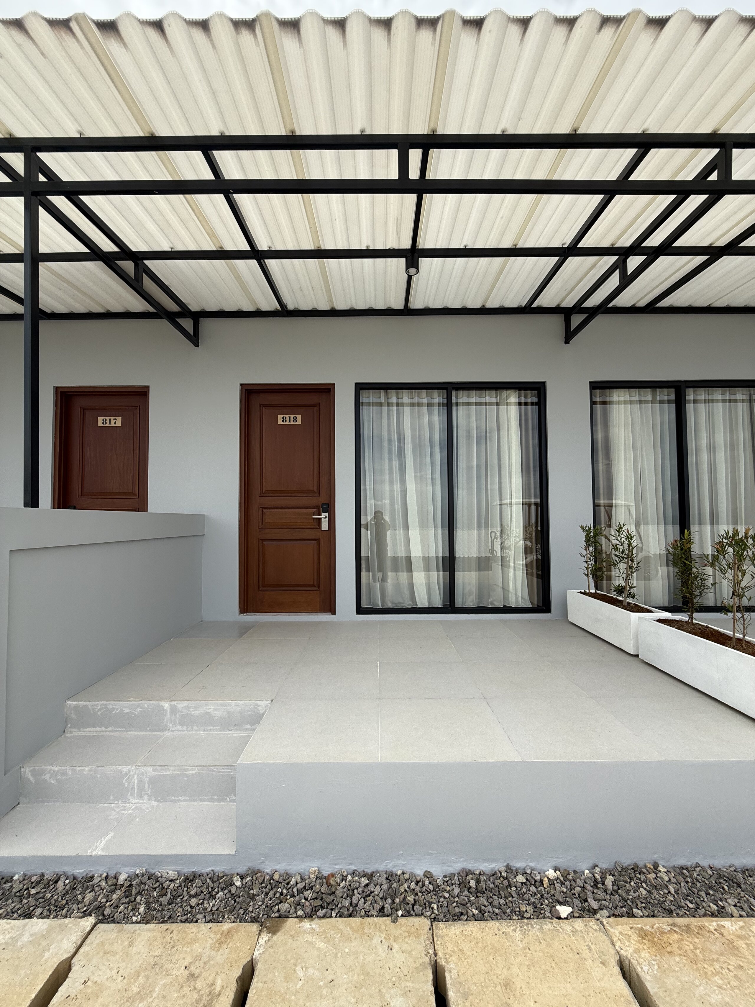 Spacious room with modern decor and comfortable furnishings